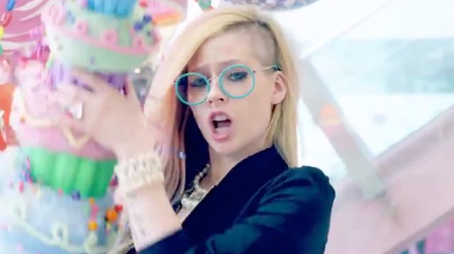 Avril-Lavigne-official-Hello-Kitty-video-is-a-disaster