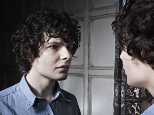 Simon-Amstell-Color-1-Photo-Credit-Richard-Grassie-520x390