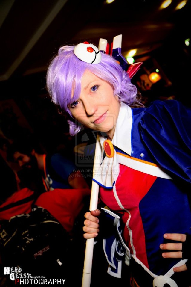 Aisha - Dark Magician, from Elsword, cosplay by Anathiell at Nom-Con 2014.  Anathiell’s Zarina The Pirate Fairy sword was made entirely out of Worbla scraps. 