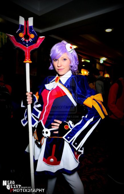 Aisha - Dark Magician from Elsword cosplay by Anathiell at Nom-Con 2014. Staff made from worbla.
