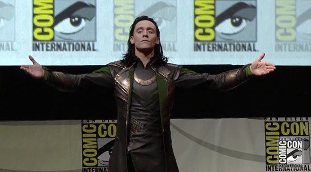 hiddleston-loki-sdcc-arms